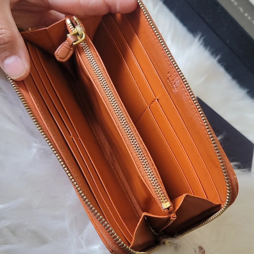 PRADA - Picture 12 of 17